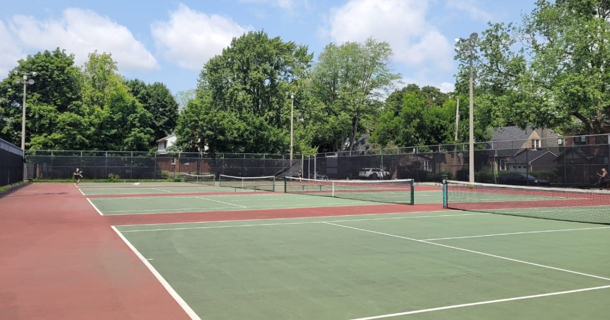 Terrains de tennis et de pickleball du parc Warren-Allmand (Somerled) - terrain de Tennis à Côte-des-Neiges-Notre-Dame-de-Grâce, photo du lieu